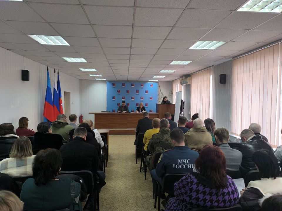 Альберт Зинченко: Сегодня совместно с председателем Совета Станично-Луганского МО Татьяной Пономаревой провели аппаратное совещание с руководителями структурных подразделений, учреждений и предприятий округа Альберт Зинченко: Сегодня совместно с председателем Совета Станично-Луганского МО Татьяной Пономаревой провели аппаратное совещание с руководителями структурных подразделений, учреждений и предприятий округа