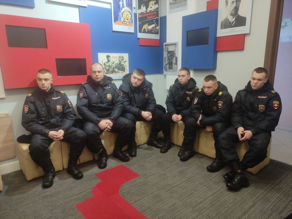 В день годовщины победы в Сталинградской битве Антрацитовский исторический музей распахнул свои двери для сотрудников ОМВД России «Антрацитовский», проведя для них музейный урок В день годовщины победы в Сталинградской битве Антрацитовский исторический музей распахнул свои двери для сотрудников ОМВД России «Антрацитовский», проведя для них музейный урок