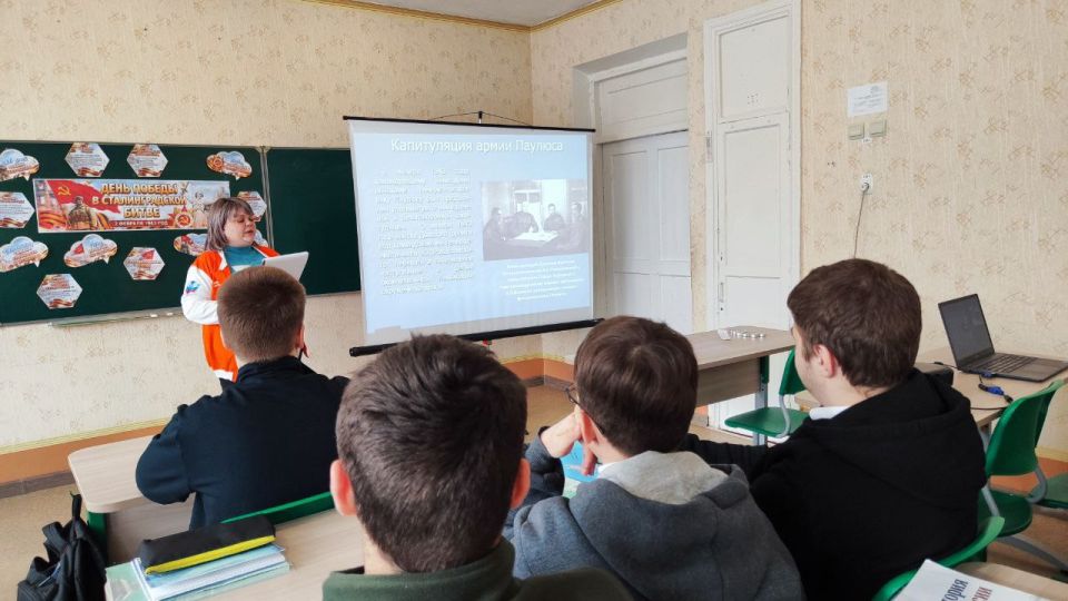 В Брянковской специализированной школе № 23 прошел урок мужества «Сталинград — рубеж мужества» В Брянковской специализированной школе № 23 прошел урок мужества «Сталинград — рубеж мужества»