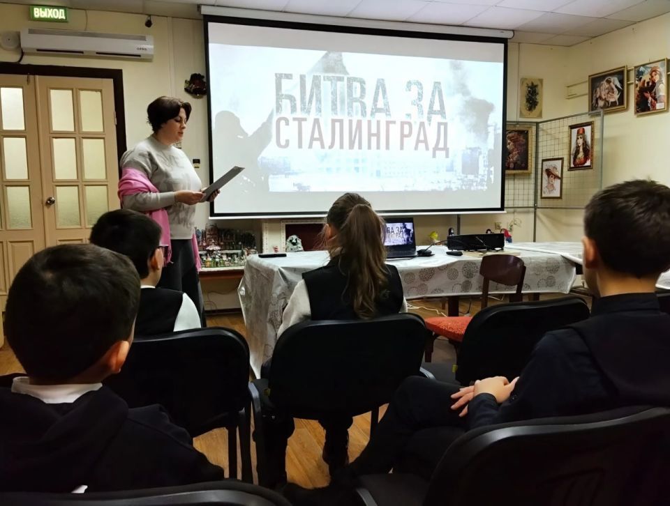 В Краснолучском краеведческом музее состоялся тематический час «Битва за Сталинград» для школьников В Краснолучском краеведческом музее состоялся тематический час «Битва за Сталинград» для школьников