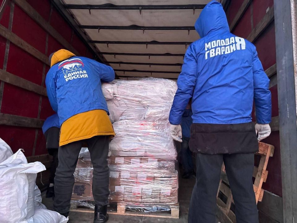 Молодогвардейцы Новосибирска приняли участие в погрузке гуманитарной помощи в ЛНР Молодогвардейцы Новосибирска приняли участие в погрузке гуманитарной помощи в ЛНР