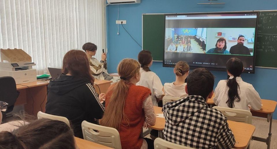Актёры Курганского театра провели литературный урок для школьников Краснодона в рамках проекта «Лица дружбы» Актёры Курганского театра провели литературный урок для школьников Краснодона в рамках проекта «Лица дружбы»