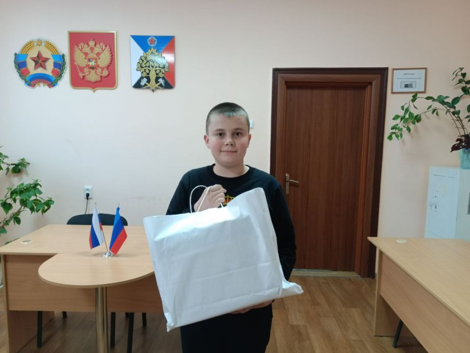В рамках благотворительной акции "Елка желаний" 12 юных жителей города Ровеньки получили подарки, о которых они давно мечтали В рамках благотворительной акции "Елка желаний" 12 юных жителей города Ровеньки получили подарки, о которых они давно мечтали