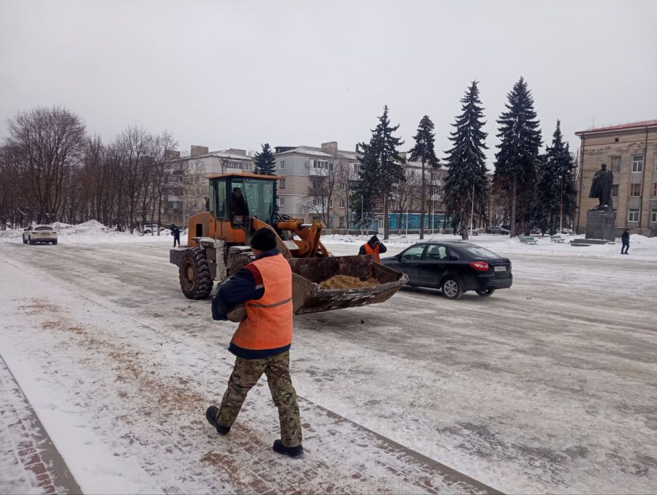 Коммунальные службы городского округа город Ровеньки ведут посыпку тротуаров и пешеходных дорожек Коммунальные службы городского округа город Ровеньки ведут посыпку тротуаров и пешеходных дорожек
