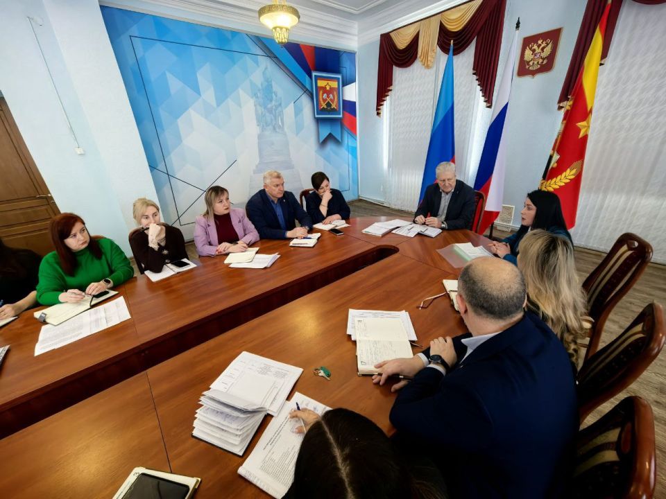 Сергей Козенко: По итогам совещания с Главой Луганской Народной Республики, состоявшимся на прошлой неделе, сегодня провел расширенное аппаратное совещание в Администрации Краснодонского муниципального округа Сергей Козенко: По итогам совещания с Главой Луганской Народной Республики, состоявшимся на прошлой неделе, сегодня провел расширенное аппаратное совещание в Администрации Краснодонского муниципального округа