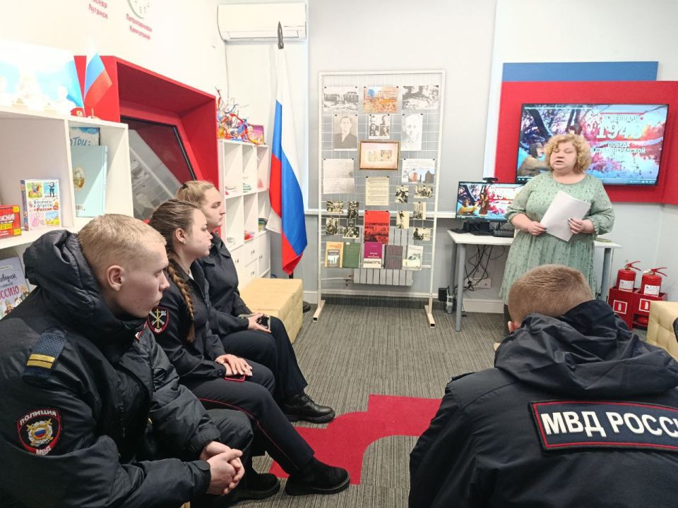 В день годовщины победы в Сталинградской битве Антрацитовский исторический музей распахнул свои двери для сотрудников ОМВД России «Антрацитовский», проведя для них музейный урок В день годовщины победы в Сталинградской битве Антрацитовский исторический музей распахнул свои двери для сотрудников ОМВД России «Антрацитовский», проведя для них музейный урок