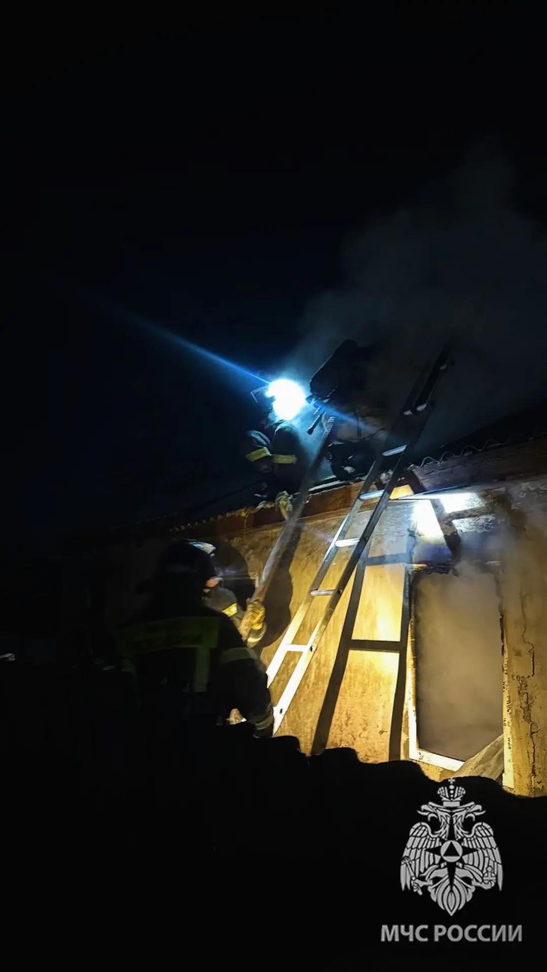 Спасатели МЧС России ликвидировали загорание частного жилого дома в городе Ровеньки Спасатели МЧС России ликвидировали загорание частного жилого дома в городе Ровеньки