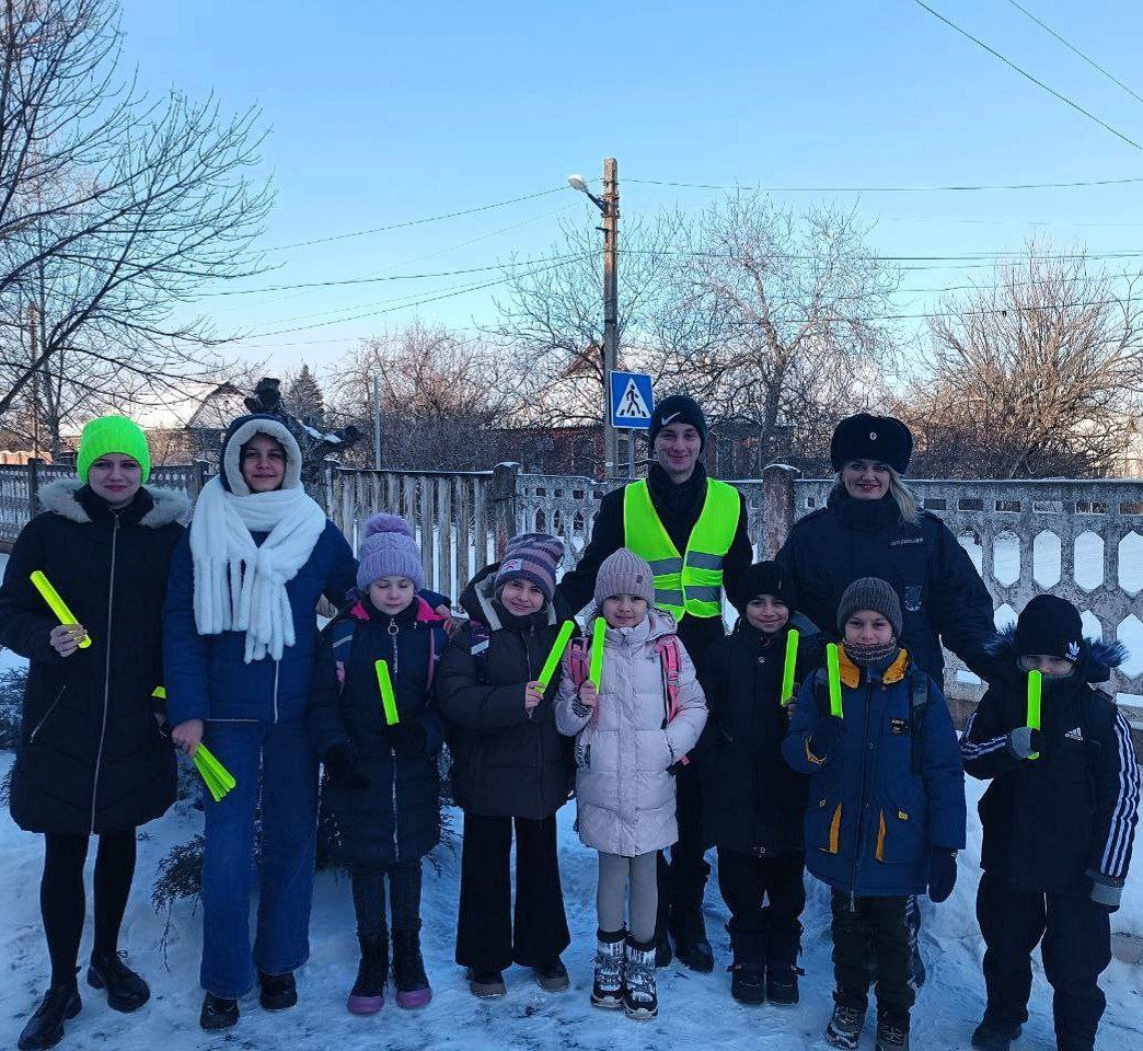Интерактивная экскурсия по зимним улицам: алчевские школьники освоили зимние ПДД