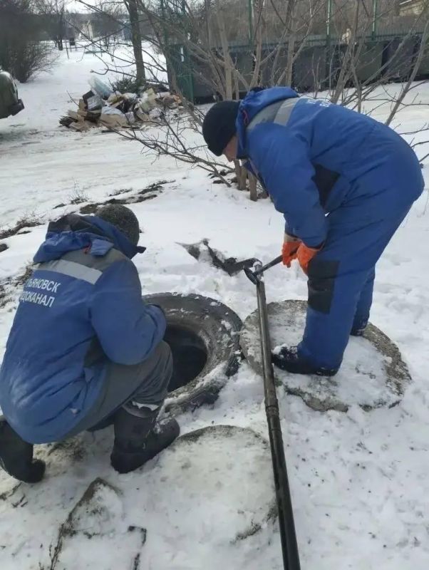 Ульяновцы продолжают восстанавливать работоспособность канализации в Лутугино Ульяновцы продолжают восстанавливать работоспособность канализации в Лутугино