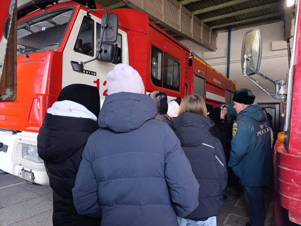 Отличный способ рассказать детям о важности профессии пожарного и обучить их основным правилам пожарной безопасности в быту - это пригласить их на экскурсию в пожарную часть Отличный способ рассказать детям о важности профессии пожарного и обучить их основным правилам пожарной безопасности в быту - это пригласить их на экскурсию в пожарную часть