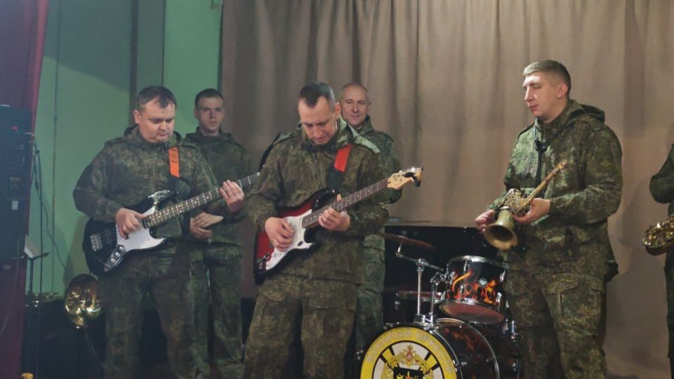 Военные музыканты 6 бригады управления выступили в Молодогвардейской музыкальной школе, обменявшись опытом с юными коллегами Военные музыканты 6 бригады управления выступили в Молодогвардейской музыкальной школе, обменявшись опытом с юными коллегами
