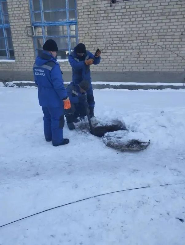 Ульяновцы продолжают восстанавливать работоспособность канализации в Лутугино Ульяновцы продолжают восстанавливать работоспособность канализации в Лутугино