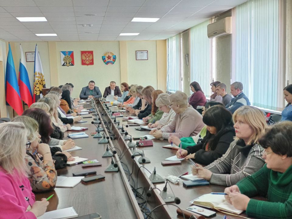 Сегодня в Администрации городского округа прошло совещание Главы городского округа город Ровеньки с руководителями образовательных учреждений Сегодня в Администрации городского округа прошло совещание Главы городского округа город Ровеньки с руководителями образовательных учреждений