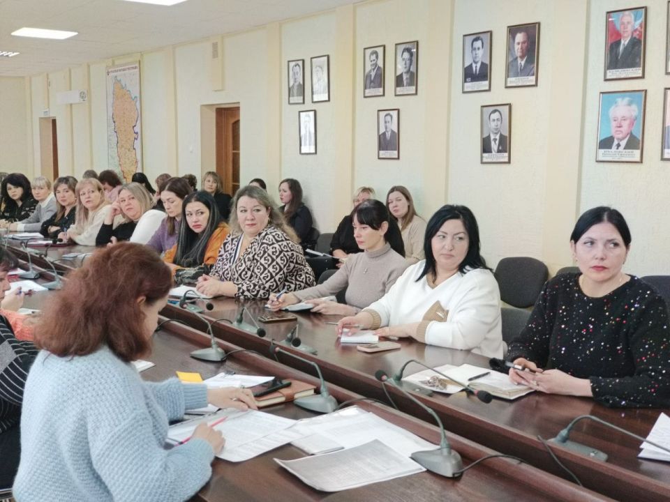 Сегодня в Администрации городского округа прошло совещание Главы городского округа город Ровеньки с руководителями образовательных учреждений Сегодня в Администрации городского округа прошло совещание Главы городского округа город Ровеньки с руководителями образовательных учреждений
