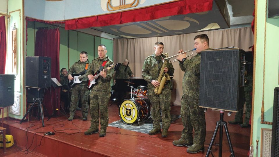 Военные музыканты 6 бригады управления выступили в Молодогвардейской музыкальной школе, обменявшись опытом с юными коллегами Военные музыканты 6 бригады управления выступили в Молодогвардейской музыкальной школе, обменявшись опытом с юными коллегами