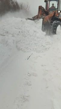 Альберт Апшев: Как выглядят снежные переметы и как борются с ними дорожники – в кадрах со Свердловского и Краснодонского направлений