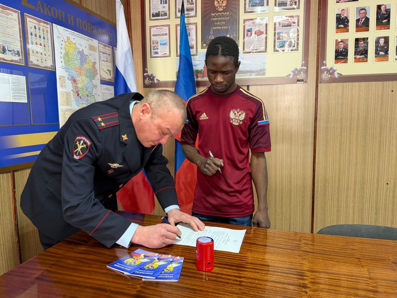 111Полицейские ЛНР выдали паспорта гражданина России двоим жителям Республики Гамбия 111Полицейские ЛНР выдали паспорта гражданина России двоим жителям Республики Гамбия