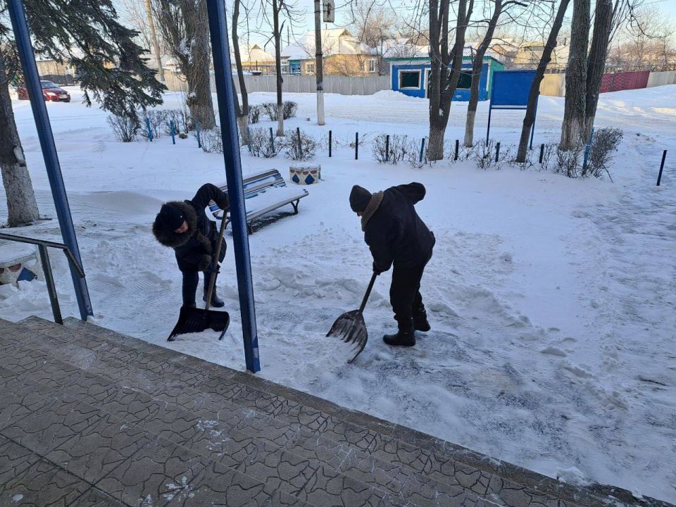 Андрей Рубанцов: Ровеньки сообща борются с результатами ночного снегопада! Андрей Рубанцов: Ровеньки сообща борются с результатами ночного снегопада!