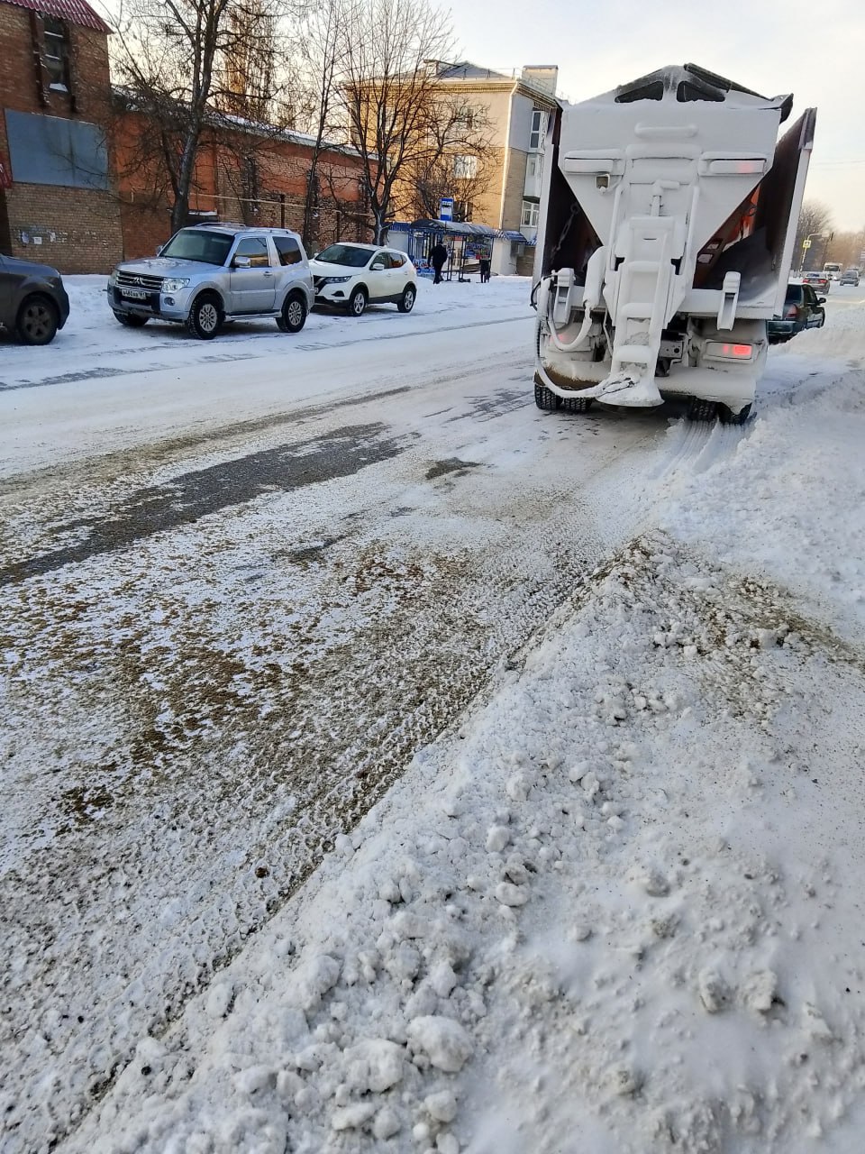 Городские коммунальные службы обеспечивают безопасность на дорогах