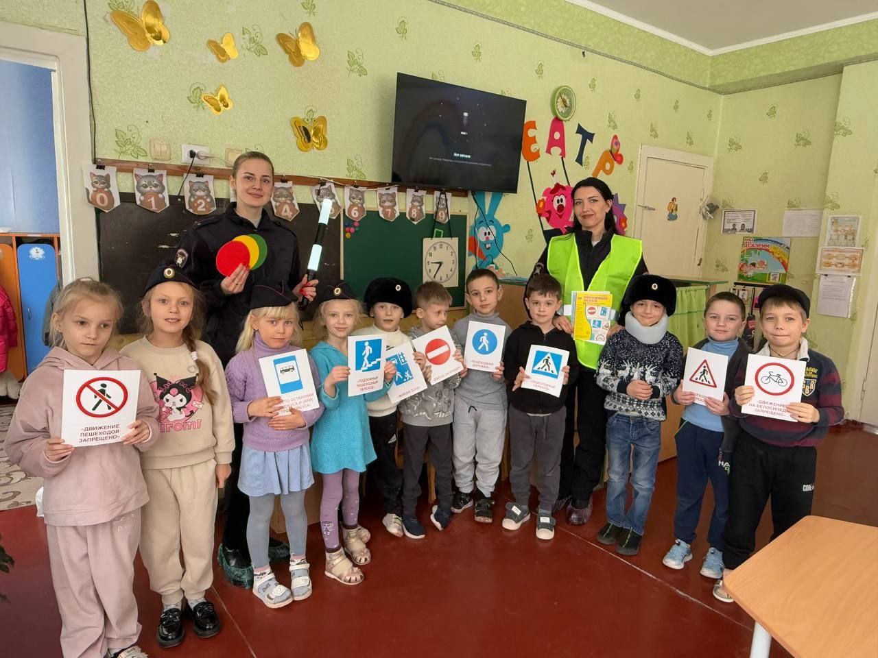 Сотрудники региональной Госавтоинспекции продолжают работу, направленную на обеспечение безопасности самых юных участников дорожного движения! Сотрудники региональной Госавтоинспекции продолжают работу, направленную на обеспечение безопасности самых юных участников дорожного движения!