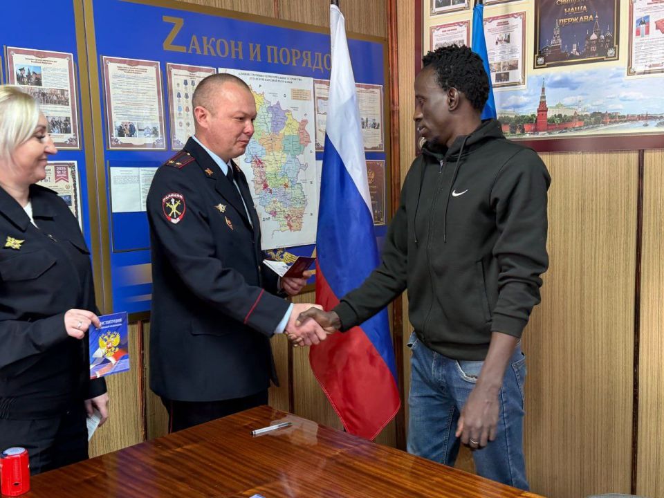 111Полицейские ЛНР выдали паспорта гражданина России двоим жителям Республики Гамбия 111Полицейские ЛНР выдали паспорта гражданина России двоим жителям Республики Гамбия