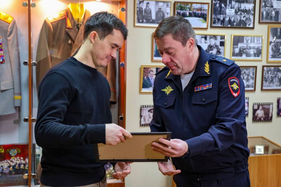 Врио руководителя регионального МВД Максим Невретдинов отметил Александра Реку благодарственным письмом за помощь в задержании курьера мошенников Врио руководителя регионального МВД Максим Невретдинов отметил Александра Реку благодарственным письмом за помощь в задержании курьера мошенников