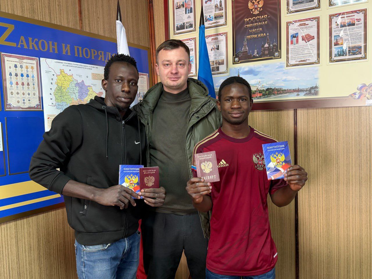 111Полицейские ЛНР выдали паспорта гражданина России двоим жителям Республики Гамбия 111Полицейские ЛНР выдали паспорта гражданина России двоим жителям Республики Гамбия