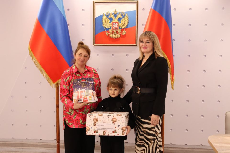 Наталия Жулинская: Продолжаем радовать нашу детвору подарками Наталия Жулинская: Продолжаем радовать нашу детвору подарками