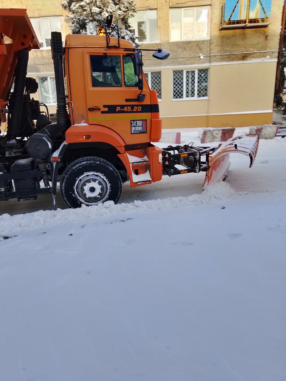Городские коммунальные службы обеспечивают безопасность на дорогах Городские коммунальные службы обеспечивают безопасность на дорогах