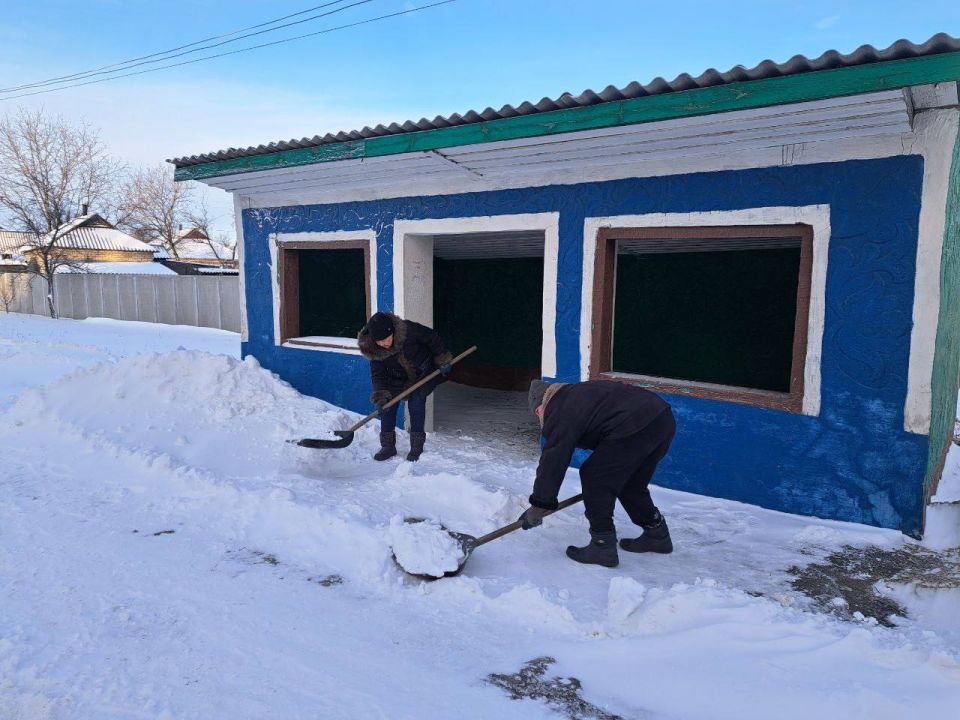 Андрей Рубанцов: Ровеньки сообща борются с результатами ночного снегопада! Андрей Рубанцов: Ровеньки сообща борются с результатами ночного снегопада!