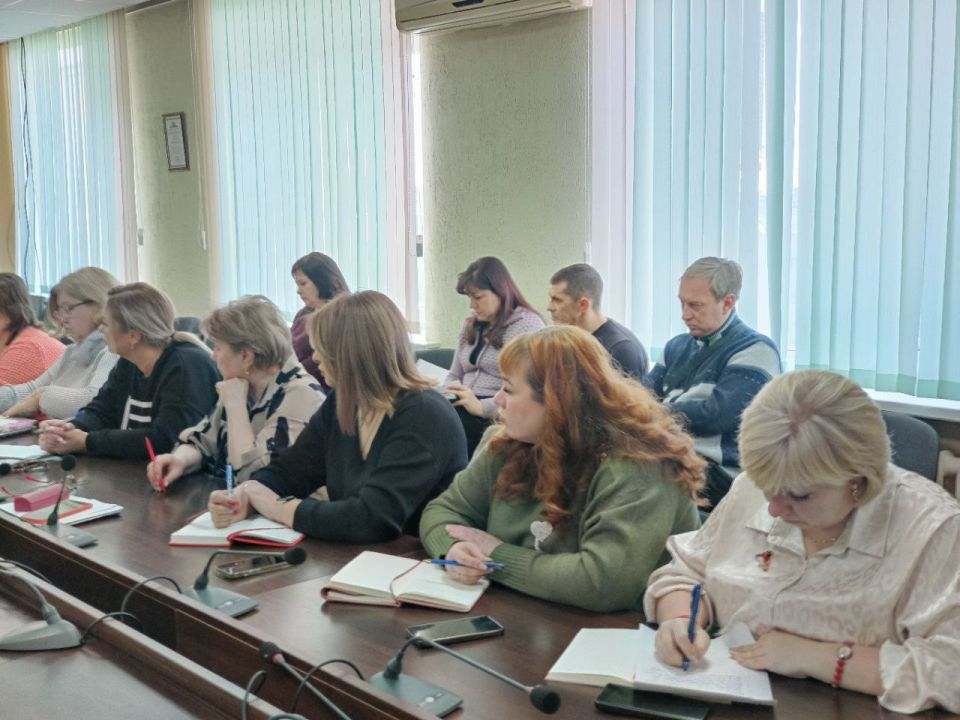 Сегодня в Администрации городского округа прошло совещание Главы городского округа город Ровеньки с руководителями образовательных учреждений Сегодня в Администрации городского округа прошло совещание Главы городского округа город Ровеньки с руководителями образовательных учреждений