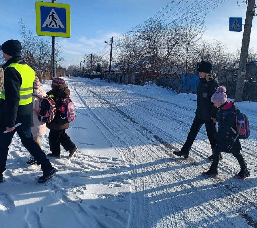 Интерактивная экскурсия по зимним улицам: алчевские школьники освоили зимние ПДД Интерактивная экскурсия по зимним улицам: алчевские школьники освоили зимние ПДД