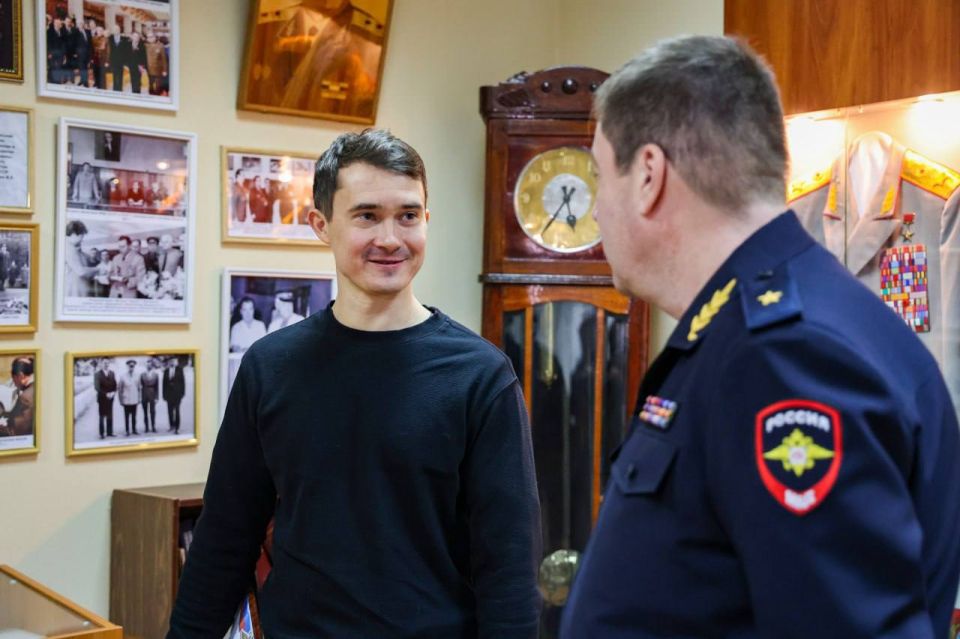 Врио руководителя регионального МВД Максим Невретдинов отметил Александра Реку благодарственным письмом за помощь в задержании курьера мошенников Врио руководителя регионального МВД Максим Невретдинов отметил Александра Реку благодарственным письмом за помощь в задержании курьера мошенников