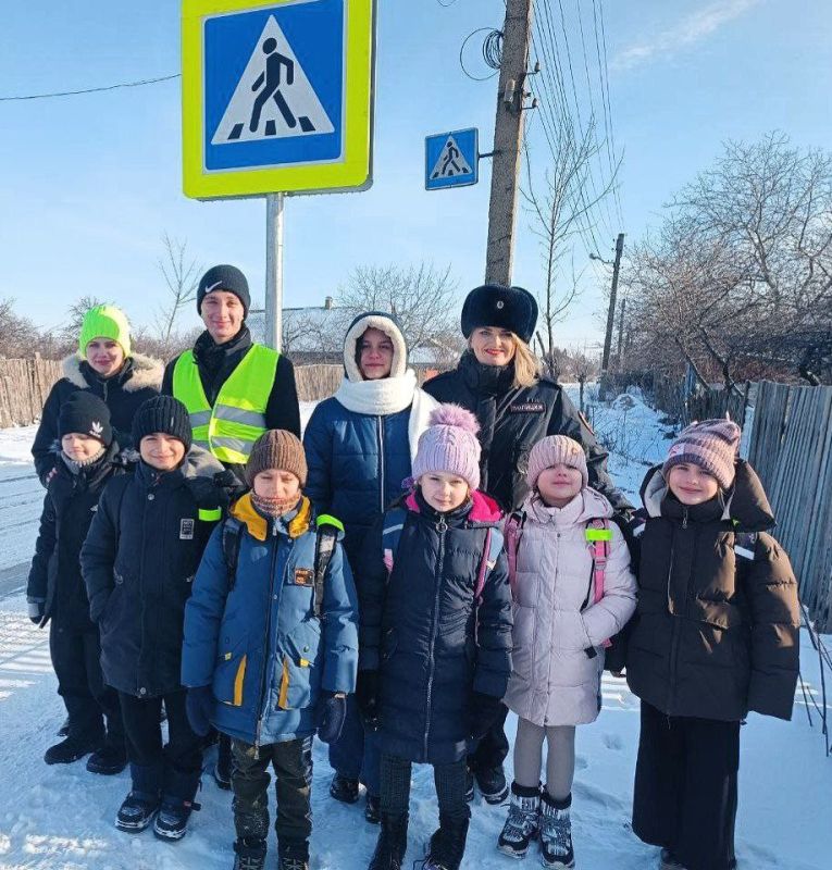 Интерактивная экскурсия по зимним улицам: алчевские школьники освоили зимние ПДД Интерактивная экскурсия по зимним улицам: алчевские школьники освоили зимние ПДД