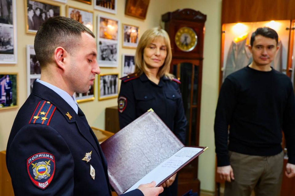 Врио руководителя регионального МВД Максим Невретдинов отметил Александра Реку благодарственным письмом за помощь в задержании курьера мошенников Врио руководителя регионального МВД Максим Невретдинов отметил Александра Реку благодарственным письмом за помощь в задержании курьера мошенников