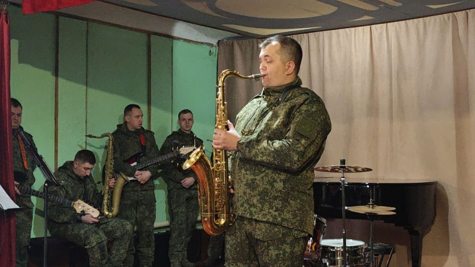 Военные музыканты 6 бригады управления выступили в Молодогвардейской музыкальной школе, обменявшись опытом с юными коллегами Военные музыканты 6 бригады управления выступили в Молодогвардейской музыкальной школе, обменявшись опытом с юными коллегами