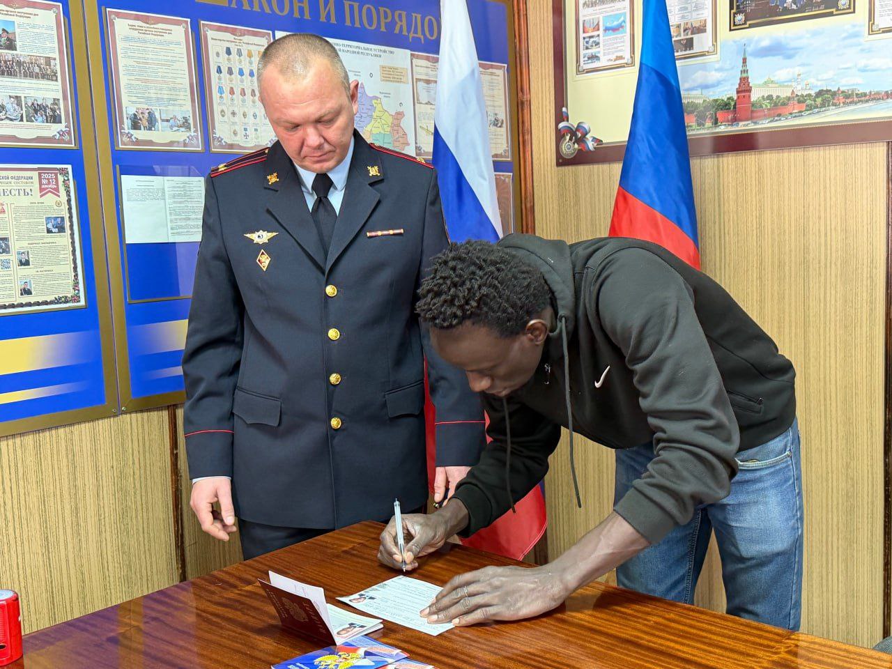 111Полицейские ЛНР выдали паспорта гражданина России двоим жителям Республики Гамбия 111Полицейские ЛНР выдали паспорта гражданина России двоим жителям Республики Гамбия