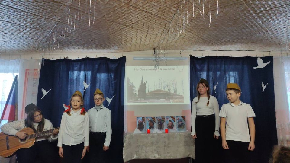 Сегодня в Ровеньках состоялась увлекательная творческая встреча участников кружков Центра детского и юношеского туризма и краеведения, посвящённая фронтовому песенному наследию нашей Родины Сегодня в Ровеньках состоялась увлекательная творческая встреча участников кружков Центра детского и юношеского туризма и краеведения, посвящённая фронтовому песенному наследию нашей Родины
