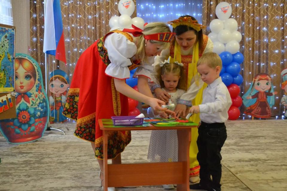 В стахановском детсаду открыли Год единства народов России В стахановском детсаду открыли Год единства народов России