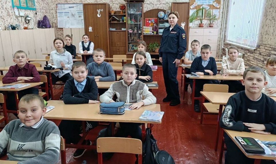 Транспортные полицейские ЛНР провели цикл профилактических мероприятий для школьников и дошкольников Транспортные полицейские ЛНР провели цикл профилактических мероприятий для школьников и дошкольников