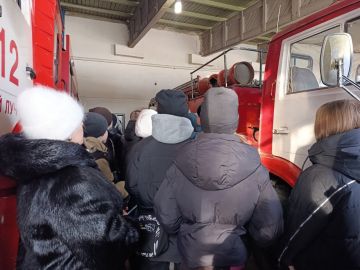 Отличный способ рассказать детям о важности профессии пожарного и обучить их основным правилам пожарной безопасности в быту - это пригласить их на экскурсию в пожарную часть