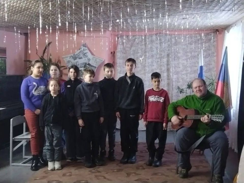 Сегодня в Ровеньках состоялась увлекательная творческая встреча участников кружков Центра детского и юношеского туризма и краеведения, посвящённая фронтовому песенному наследию нашей Родины Сегодня в Ровеньках состоялась увлекательная творческая встреча участников кружков Центра детского и юношеского туризма и краеведения, посвящённая фронтовому песенному наследию нашей Родины