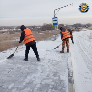 Продолжаем следить за чистотой и безопасностью остановочных павильонов и прилегающих к ним территорий