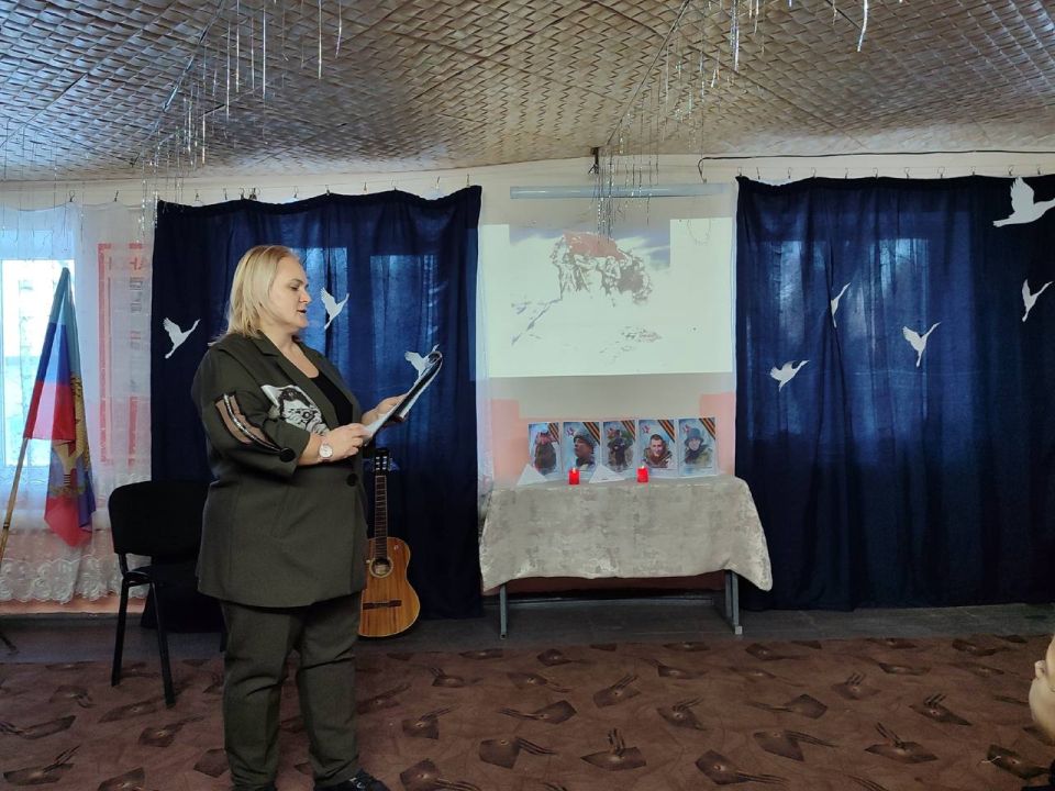Сегодня в Ровеньках состоялась увлекательная творческая встреча участников кружков Центра детского и юношеского туризма и краеведения, посвящённая фронтовому песенному наследию нашей Родины Сегодня в Ровеньках состоялась увлекательная творческая встреча участников кружков Центра детского и юношеского туризма и краеведения, посвящённая фронтовому песенному наследию нашей Родины