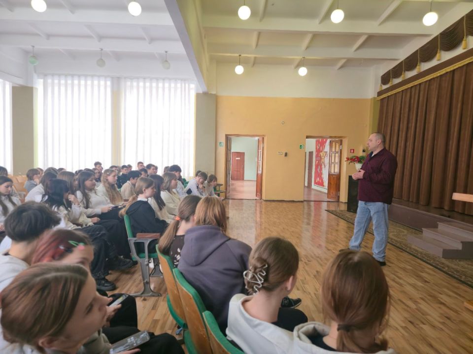 Живая история в лицах: Урок мужества в 38-й школе Луганска Живая история в лицах: Урок мужества в 38-й школе Луганска
