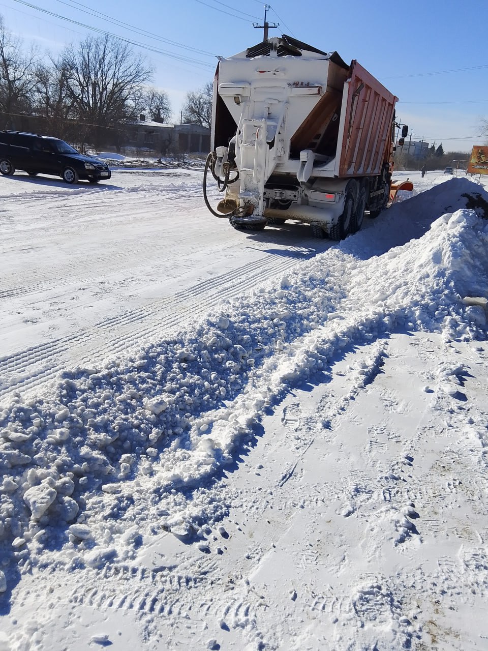 Городские коммунальные службы обеспечивают безопасность на дорогах Городские коммунальные службы обеспечивают безопасность на дорогах
