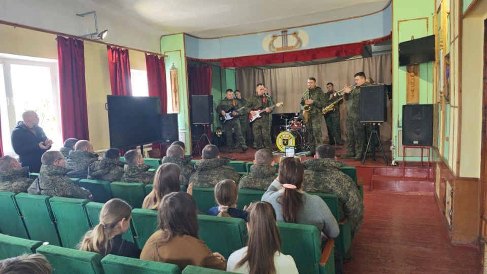 Военные музыканты 6 бригады управления выступили в Молодогвардейской музыкальной школе, обменявшись опытом с юными коллегами Военные музыканты 6 бригады управления выступили в Молодогвардейской музыкальной школе, обменявшись опытом с юными коллегами