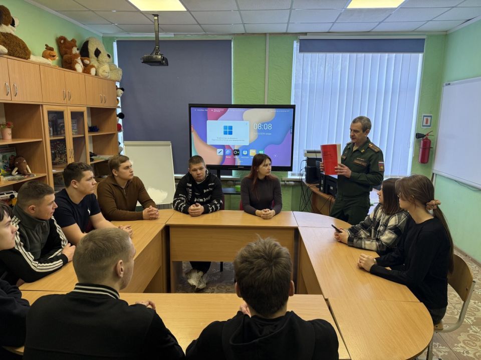 Будущее в погонах: военком Новоайдара рассказал школьникам о престиже военного образования