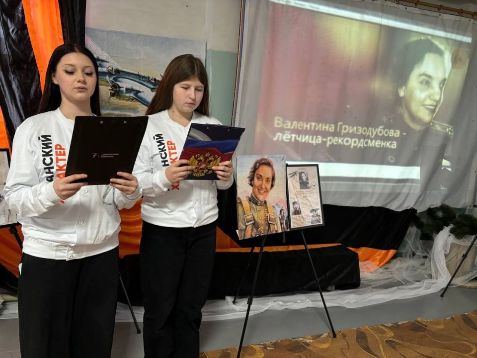 В Ровеньковской школе №3 открылась выставка, посвященная выдающейся советской летчице Валентине Степановне Гризодубовой В Ровеньковской школе №3 открылась выставка, посвященная выдающейся советской летчице Валентине Степановне Гризодубовой