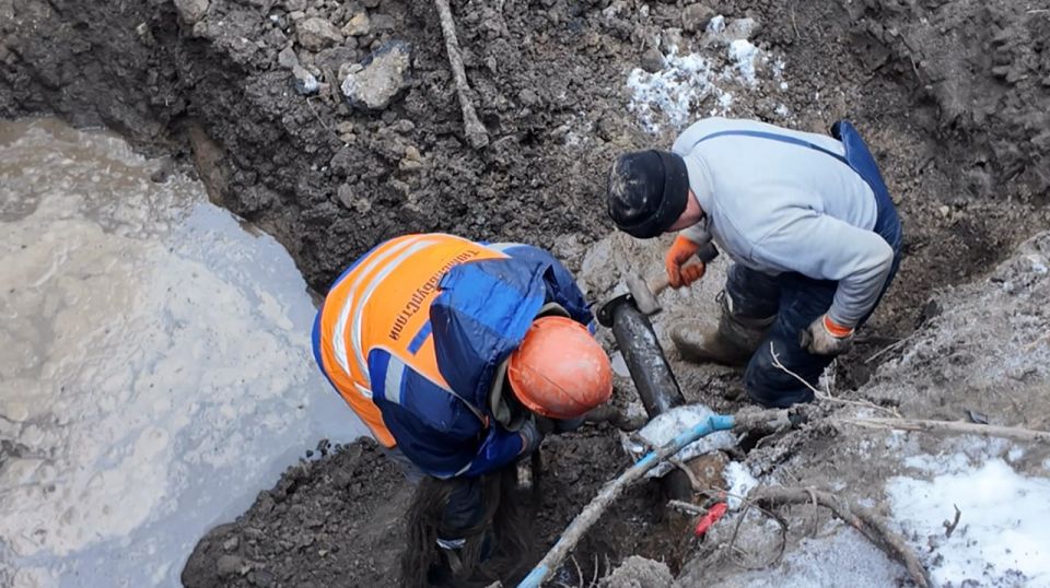 «Для этого мы здесь». Аварийная бригада компании «ТюменьБурСтрой» ежедневно работает в Краснодонском МО. Специалисты выезжают на места и устраняют порывы даже в сильные морозы «Для этого мы здесь». Аварийная бригада компании «ТюменьБурСтрой» ежедневно работает в Краснодонском МО. Специалисты выезжают на места и устраняют порывы даже в сильные морозы